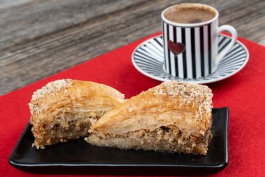 Havuç dilimleri hindili gaziantep yerel şam fıstıklı baklava, havuç dilimleri ve kahve..