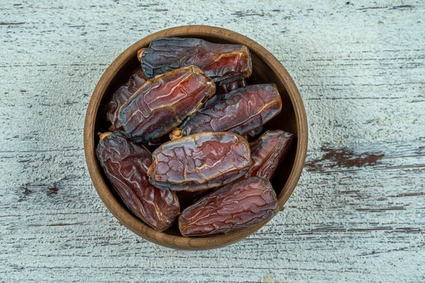 ahşap masa arka plan üzerinde fincan hurma meyve yakın resim. Hurma meyve kuru snack sağlıklı.