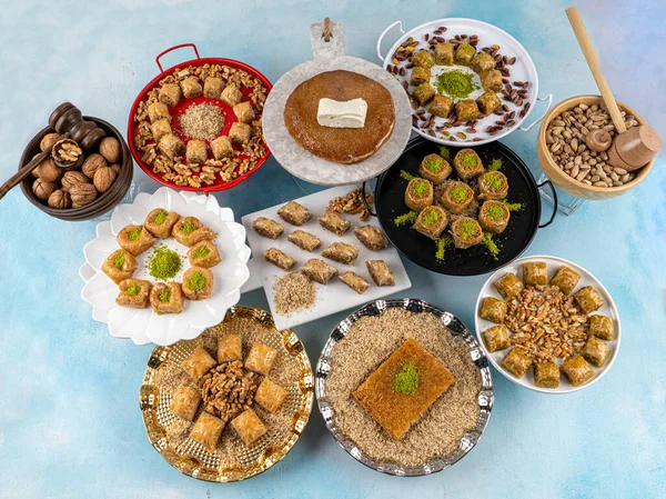 Tepsilerde baklava, piktachio, ceviz, fındık, kadayif türleri Türk geleneksel şerbeti tatlıları..
