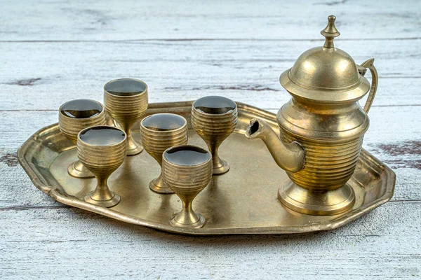 Ramazan kavramı: Tarihler, zam zam suyu ahşap bir masada