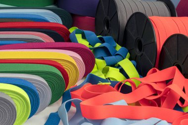 Elbise dikmek için elastik bandın farklı renkleri ve tekstil için yardımcı malzeme