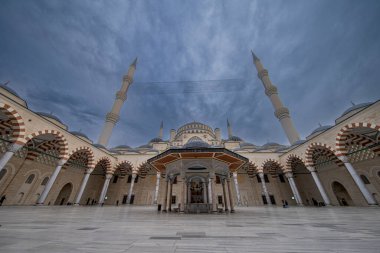 Türkiye, İstanbul; 27 Ocak 2023; Camlica Camii, İstanbul, Türkiye, Türkiye 'nin en büyük camii olan Camlica Camii' nin dış görünümü.