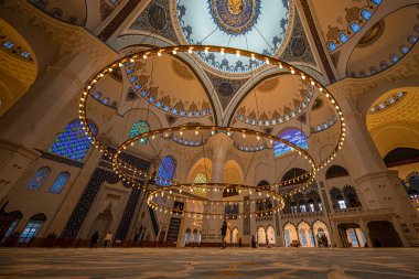 İstanbul, Türkiye; 27 Ocak: Camlica Camii 'nin içi ve kubbesi. Camlica Camii denilen güzel Buyuk Camlica Tepesi 'ndeki en yeni ve en büyük camii..