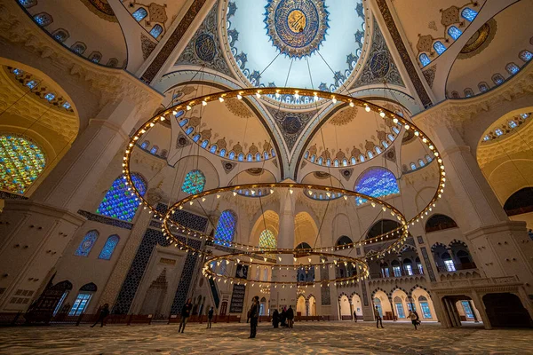 İstanbul, Türkiye; 27 Ocak: Camlica Camii 'nin içi ve kubbesi. Camlica Camii denilen güzel Buyuk Camlica Tepesi 'ndeki en yeni ve en büyük camii..