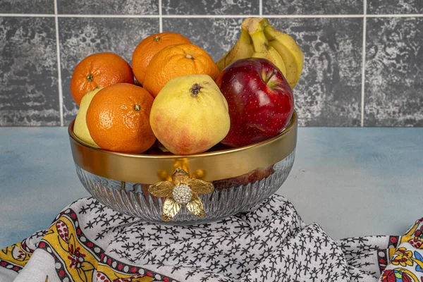 Variedad Frutas Maduras Elegante Cuenco Vidrio Sobre Una Mesa Madera —  Fotos de Stock