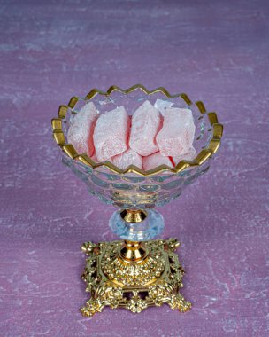 Ahşap bir arka planda süslü bir cam kasede gül aromalı Türk lezzeti