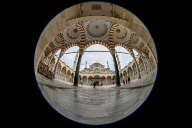 Türkiye, İstanbul, 27 Ocak 2023; Türkiye 'nin İstanbul kentindeki Camlica Camii, Türkiye' nin en büyük camii olan Camlica Camii 'nin önü.