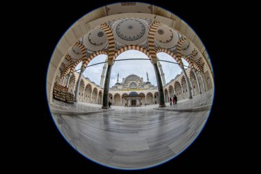 Türkiye, İstanbul, 27 Ocak 2023; Türkiye 'nin İstanbul kentindeki Camlica Camii, Türkiye' nin en büyük camii olan Camlica Camii 'nin önü.