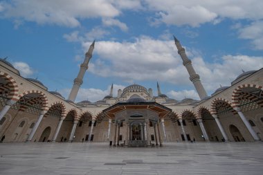 Türkiye, İstanbul, 27 Ocak 2023; Türkiye 'nin İstanbul kentindeki Camlica Camii, Türkiye' nin en büyük camii olan Camlica Camii 'nin önü.