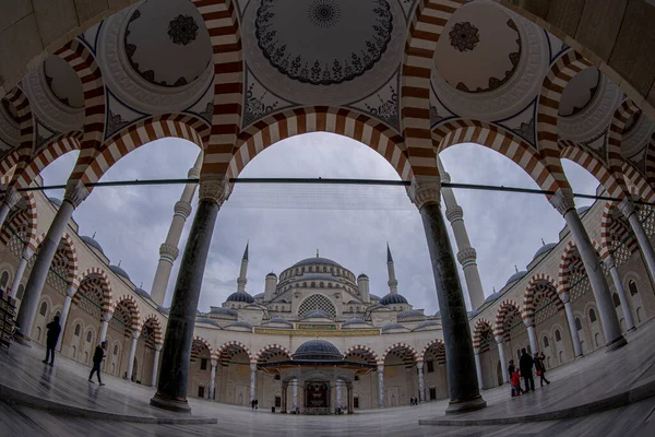 土耳其 伊斯坦布尔 2023年1月27日 土耳其伊斯坦布尔的Camlica清真寺 位于土耳其最大的清真寺Camlica清真寺外 — 图库照片