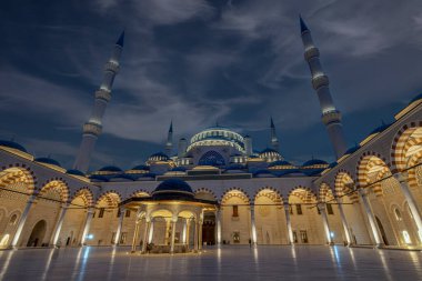 Türkiye, İstanbul; 27 Ocak 2023; Camlica Camii, İstanbul, Türkiye, Türkiye 'nin en büyük camii olan Camlica Camii' nin dış görünümü.
