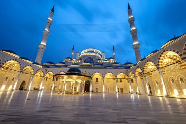 Türkiye, İstanbul; 27 Ocak 2023; Camlica Camii, İstanbul, Türkiye, Türkiye 'nin en büyük camii olan Camlica Camii' nin dış görünümü.