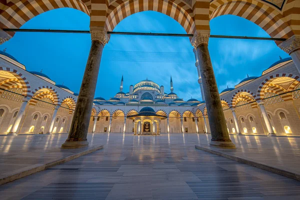 Turquía Estambul 2023 Enero Mezquita Camlica Estambul Turquía Vista Exterior — Foto de Stock