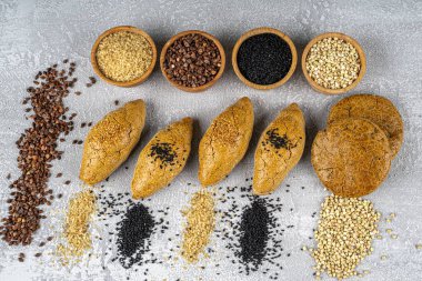 Glütensiz yemek. Tahta arka planda karabuğday unuyla yapılan çeşitli atıştırmalıklar. Sağlıklı ve diyet kavramı.