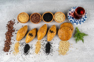 Glütensiz yemek. Tahta arka planda karabuğday unuyla yapılan çeşitli atıştırmalıklar. Sağlıklı ve diyet kavramı.