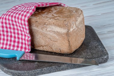 Glütensiz dikdörtgen ekmek somunları. Karabuğday unu, siyah kimyon tozu, glütensiz kabartma tozu, su ve tuzdan yapılır. Glütensiz yemek..