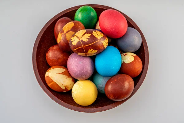 Ovos Páscoa Multicoloridos Uma Tigela Fundo Branco Pastel Colorido Ovos — Fotografia de Stock