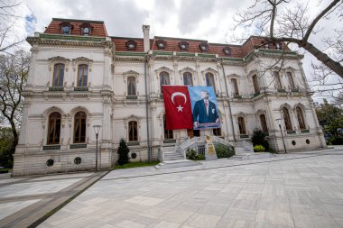 Adile Sultan Pavyonu İstanbul 'un Skdar şehrinde, Valideba Korusu' nda. Sultan Abdulaziz, kız kardeşi Adile Sultan için 1853 'te görevlendirildi. Hababam Snf burada çekildi.