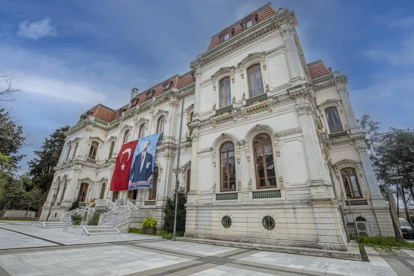Adile Sultan Pavyonu İstanbul 'un Skdar şehrinde, Valideba Korusu' nda. Sultan Abdulaziz, kız kardeşi Adile Sultan için 1853 'te görevlendirildi. Hababam Snf burada çekildi.