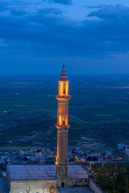 Arka planda Büyük Cami ve Mezopotamya düzlükleri var. Mardin şehir manzarası, Eski kent, Türkiye.