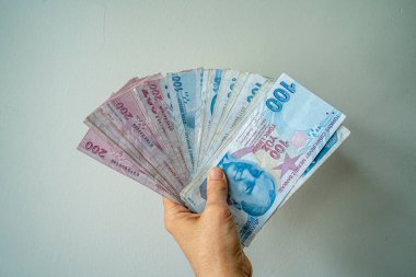 Diğer banknotlar üzerinde 1200 TL 'lik banknotlar, yukarıdan bakıldığında, seçici odaklanma