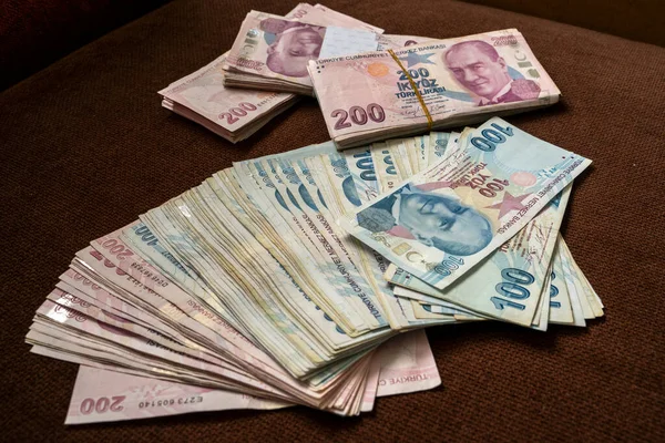 Diğer banknotlar üzerinde 1200 TL 'lik banknotlar, yukarıdan bakıldığında, seçici odaklanma