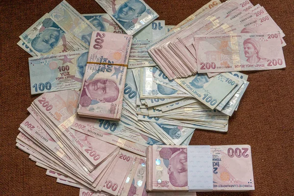 Diğer banknotlar üzerinde 1200 TL 'lik banknotlar, yukarıdan bakıldığında, seçici odaklanma