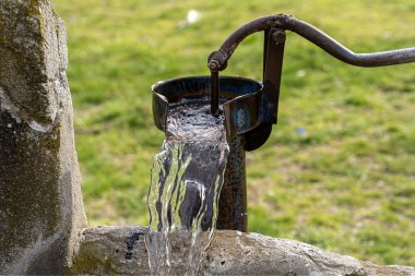 Türkiye 'deki tarladan su çekmek için kullanılan eski pompa. Retro iyi pompa, eski manuel su pompası (kaldıraç). Klasik dökme demir su pompası.