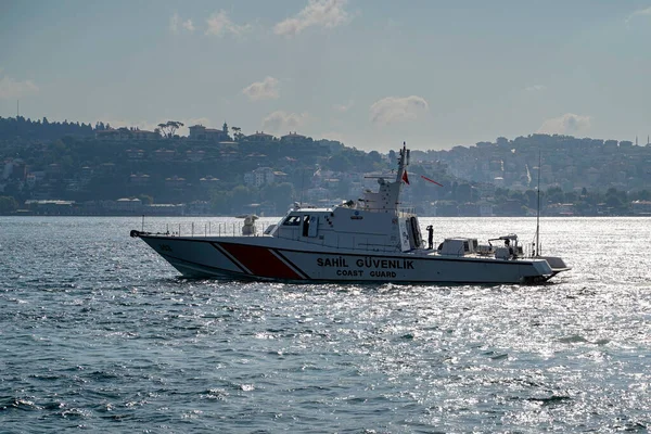 Türkiye, İstanbul; 20 Ağustos; Sahil Güvenlik gemisi teftiş için Türkiye 'de İstanbul kıyılarında geziniyor