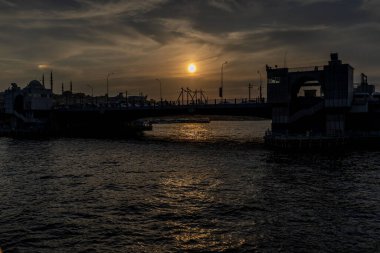 Türkiye 'nin İstanbul kentindeki Galata Köprüsü' nde gün batımı manzarası.