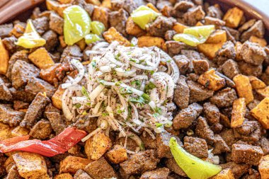 Patates ve domatesli kızarmış ciğer küpleri Türkçe adı Arnavut Cigeri Türk Geleneksel gıda albanya ciğeri