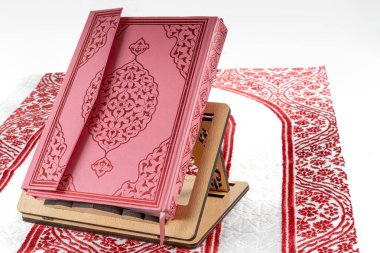 Rahle ve Kuran, Müslüman namazı halısı. Ramazan kavramı.