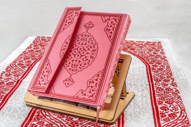 Rahle ve Kuran, Müslüman namazı halısı. Ramazan kavramı.