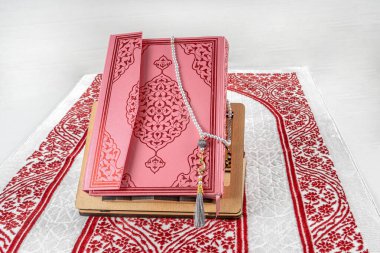 Rahle, Kuran ve Ramazan ayininde tespih çekti.