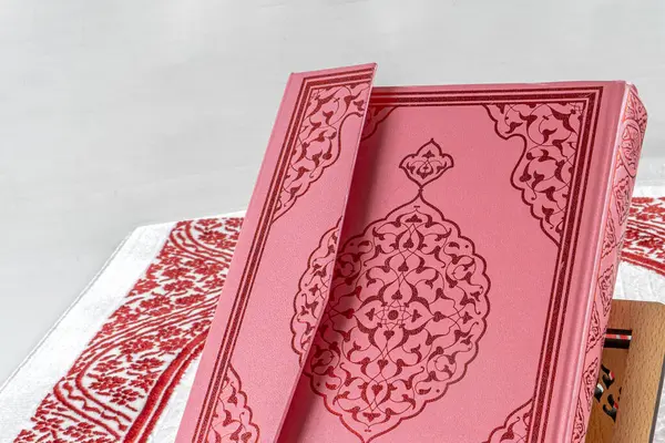 Rahle ve Kuran, Müslüman namazı halısı. Ramazan kavramı.