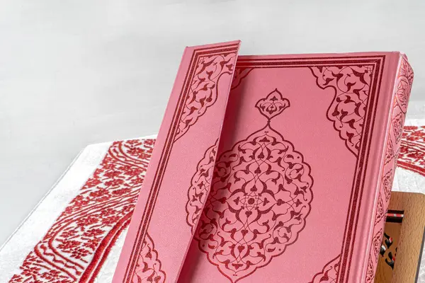 Rahle ve Kuran, Müslüman namazı halısı. Ramazan kavramı.