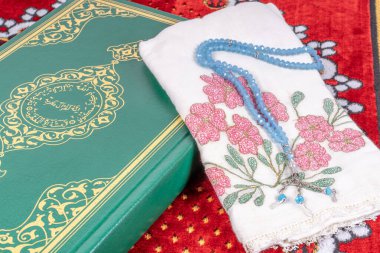 Rahle, Kuran ve Ramazan ayininde tespih çekti.