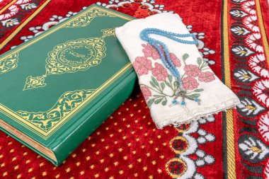 Rahle, Kuran ve Ramazan ayininde tespih çekti.