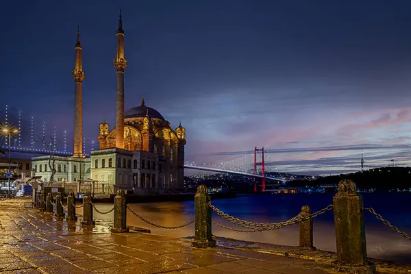 Ortakoy Camii, resmi adı İstanbul 'un Beikta kentindeki Buyuk Mecidiye Camii, Boğaziçi' nin en popüler yerlerinden olan Ortaky rıhtım meydanının rıhtımında yer alıyor..