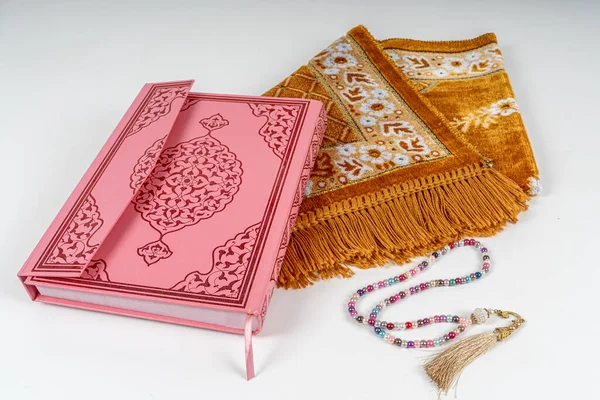 Kuran ve tespih boncukları paspasın üzerinde görülüyor. Ramazan Kavramı.