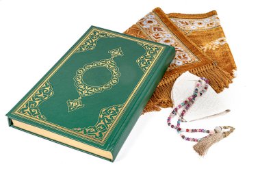 Kur 'an, erkek kafatası şapkası, tespih boncukları dua ederken görülüyor. Ramazan kavramı..