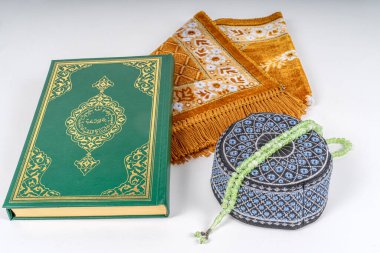 Kur 'an, nakış işlemeli erkek kafatası şapkası, duada görülen tespih. Ramazan kavramı..