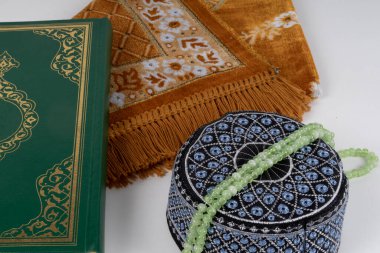 Kur 'an, nakış işlemeli erkek kafatası şapkası, duada görülen tespih. Ramazan kavramı..