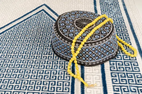 İşlemeli erkek kafatası şapkası, duada görülen tespih boncukları. Ramazan kavramı..