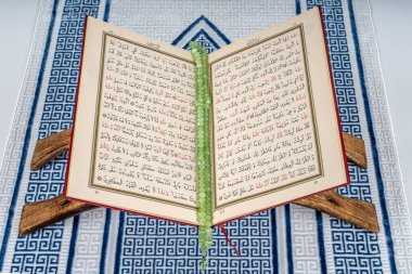 Türkiye, İstanbul; 18 Ocak; İslam kavramı - Kuran 'ın Arapça kaligrafi ve tespih boncukları veya tasbih ile Kutsal Kuran