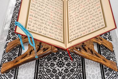Türkiye, İstanbul; 18 Ocak; İslam kavramı - Kuran 'ın Arapça kaligrafi ve tespih boncukları veya tasbih ile Kutsal Kuran