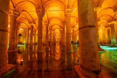 Bazilika Sarnıcı - İmparator Justinianus 'un altıncı yüzyılda İstanbul, Türkiye' de inşa ettiği yeraltı su deposu. Bazilika Sarnıcı, (Yerebatan), İstanbul, Türkiye.