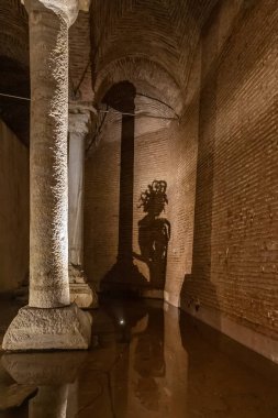 Bazilika Sarnıcı - İmparator Justinianus 'un altıncı yüzyılda İstanbul, Türkiye' de inşa ettiği yeraltı su deposu. Bazilika Sarnıcı, (Yerebatan), İstanbul, Türkiye.