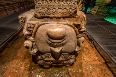 Bazilika Sarnıcı - İmparator Justinianus 'un altıncı yüzyılda İstanbul, Türkiye' de inşa ettiği yeraltı su deposu. Bazilika Sarnıcı, (Yerebatan), İstanbul, Türkiye.