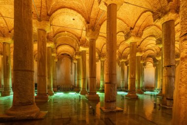 Bazilika Sarnıcı - İmparator Justinianus 'un altıncı yüzyılda İstanbul, Türkiye' de inşa ettiği yeraltı su deposu. Bazilika Sarnıcı, (Yerebatan), İstanbul, Türkiye.